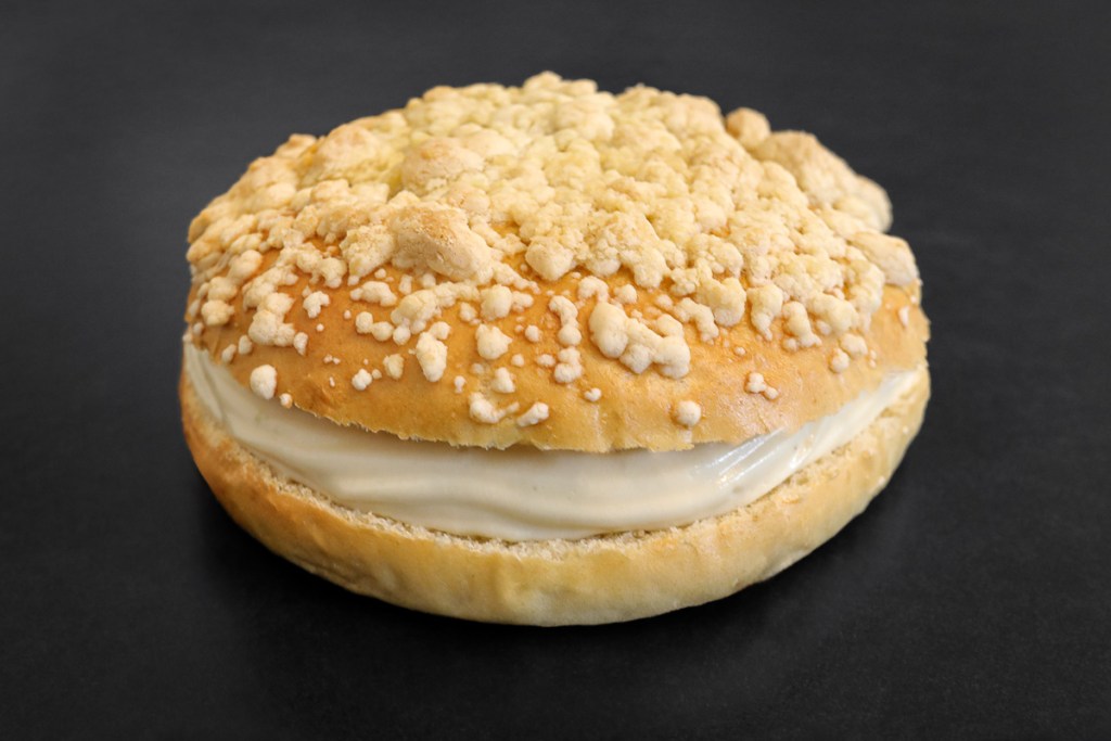 Streuseltaler mit Crème diplomate