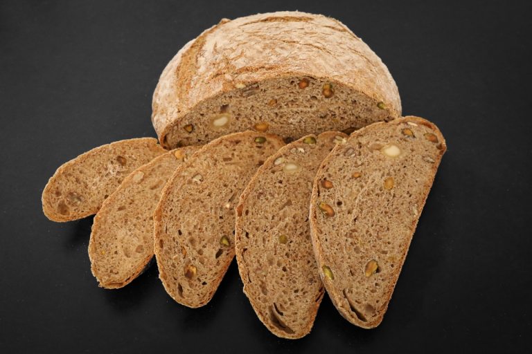 Brot mit Nüssen