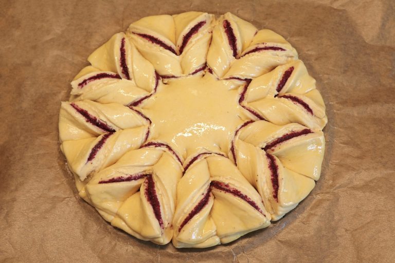 Gedrehte Hefe-Blume mit Eistreiche