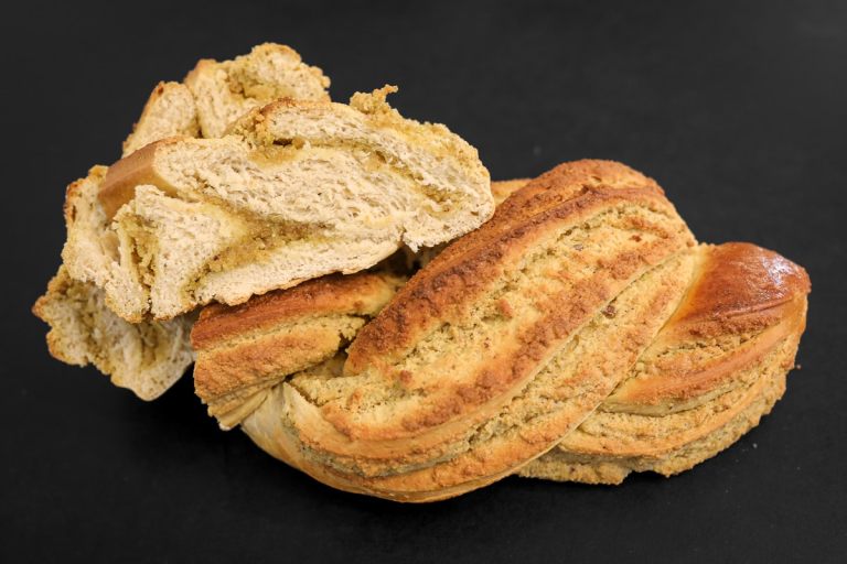 Marzipan-Nuss-Striezel