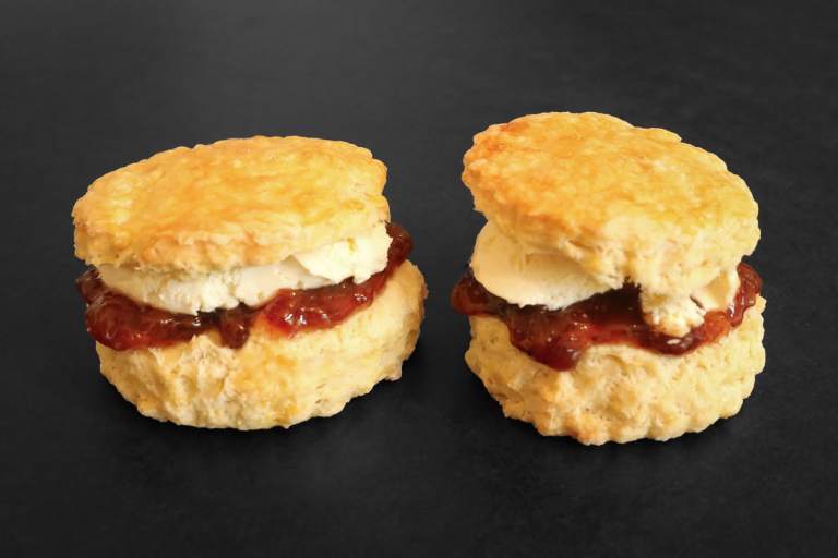 Scones mit clotted cream