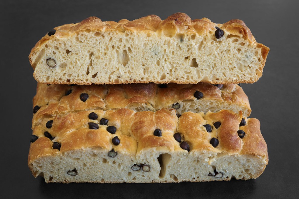 Focaccia mit schwarzen Kichererbsen