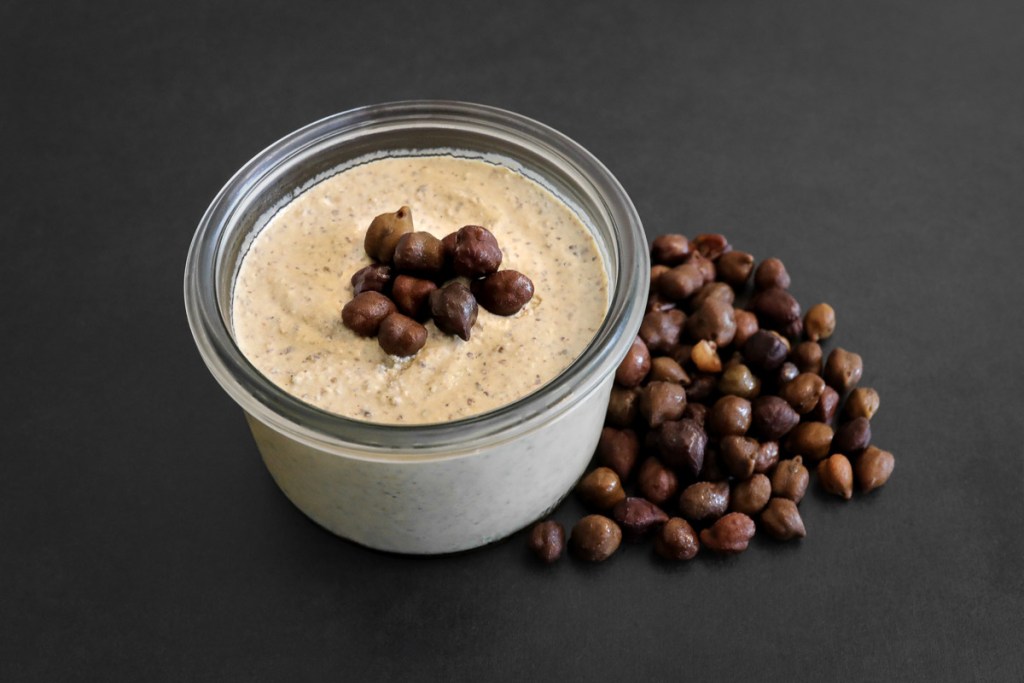 Hummus aus schwarzen Kichererbsen