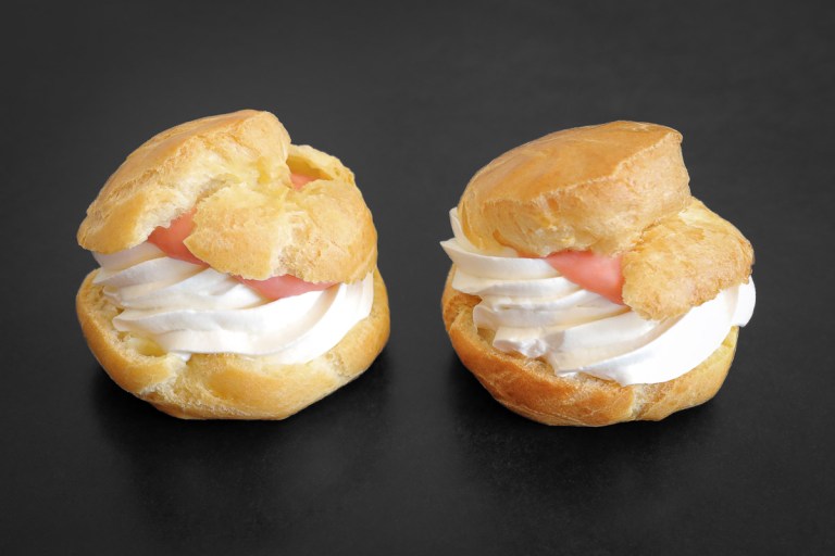 Windbeutel mit Rhabarbercurd