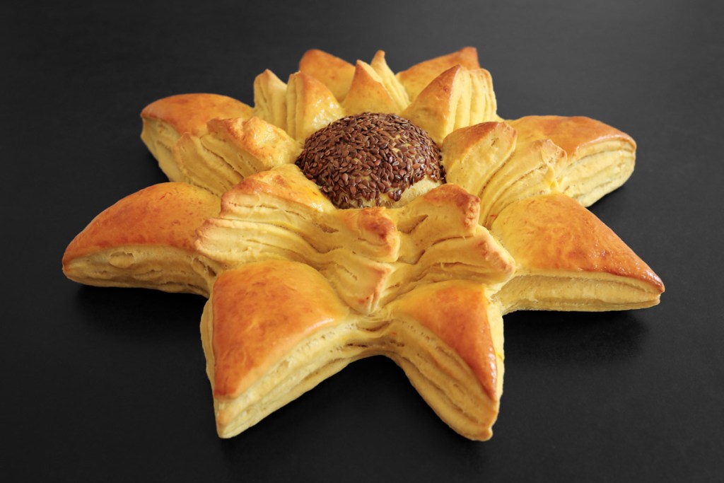 Hefeteig-Sonnenblume mit Safran